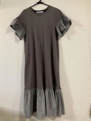 프릴이 달린 반팔 롱 원피스 차콜 그레이