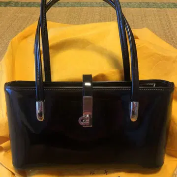 블랙 광택 핸드백(쇼와 레트로풍?)