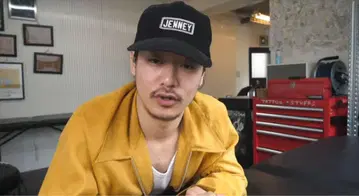 야마다 렌 같은 오픈 카라 셔츠 옐로우 컬러