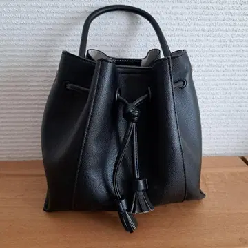 블랙 가죽 복조리형 핸드백