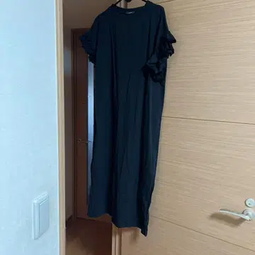 저널 스탠다드 블랙 프릴 소매 롱 원피스