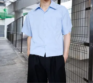 짧은 기장 라이트 블루 반팔 셔츠