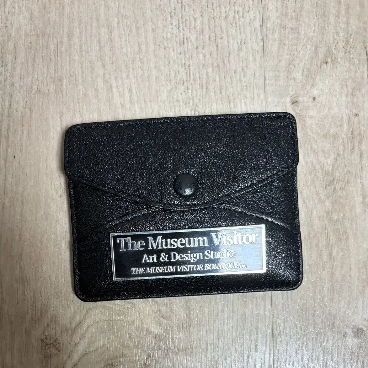 カードケース・名刺入れ THE MUSEUM VISITOR L LOGO CARD WALLET 4BNY493 THE MUSEUM VISITOR METAL LOGO CARD WALLET 4BNY493 (THE