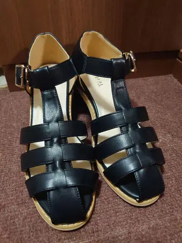 테치치 구르카 샌들