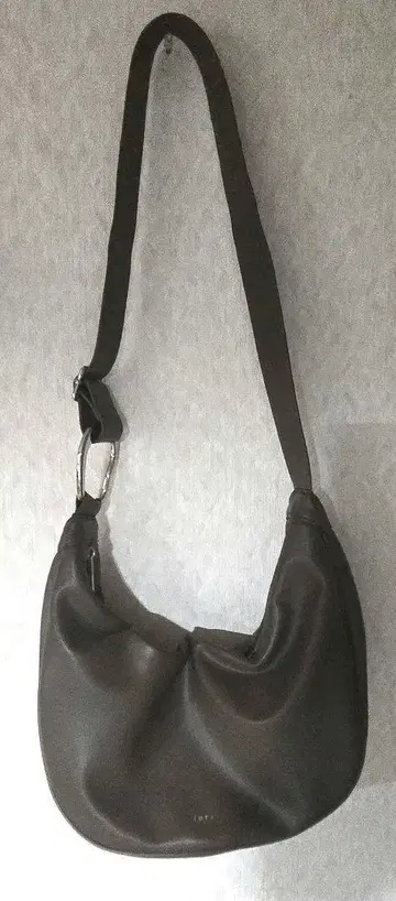 mystic loti 원숄더 크로와상 백