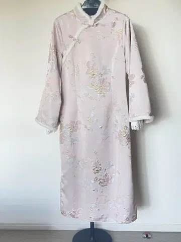 옅은 핑크 자수 차이나 드레스