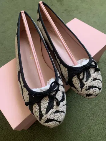Pretty Ballerinas 자수 발레 슈즈