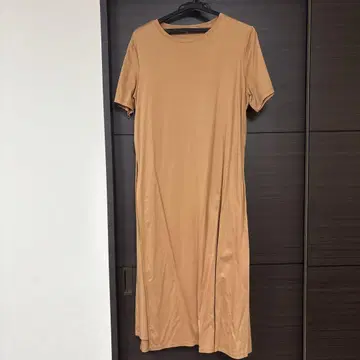 테라코타 색에 가까운 원피스