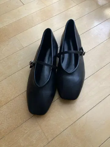 스트랩이 달린 블랙 플랫 슈즈 25.0cm