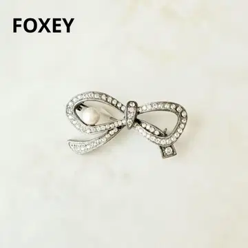 FOXEY 폭시 펄 장식 리본 브로치 큐빅 앤티크