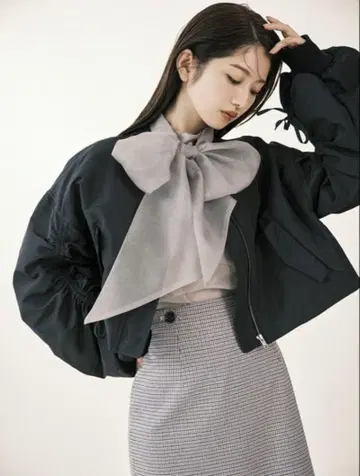 리본 디테일 숏 블루종 블랙 릴리 브라운