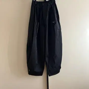 헤라 헬라 볼륨 팬츠 새틴 블랙