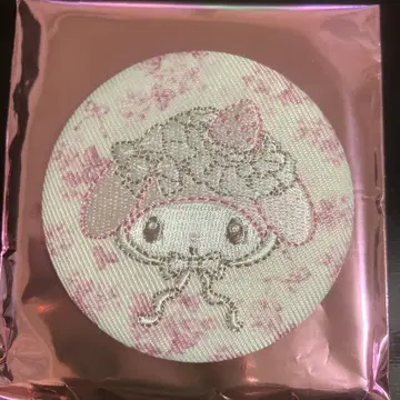 My Melody 50th 시크릿 자수 캔뱃지 화이트 딸기