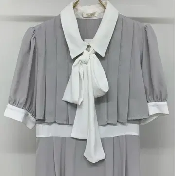 아스토리아 오딜 배색 플리츠 보타이 원피스