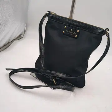 kate spade 블랙 나일론 숄더백 사코슈