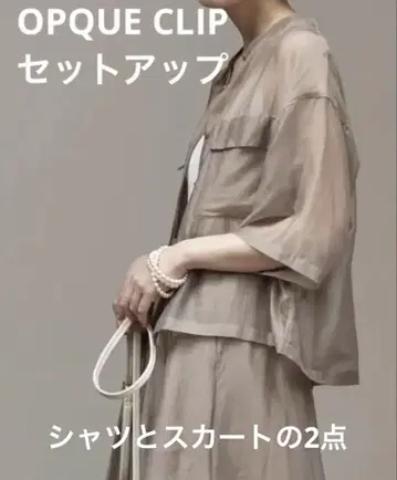 OPAQUE CLIP 베이지 쉬폰 셋업 셔츠와 스커트