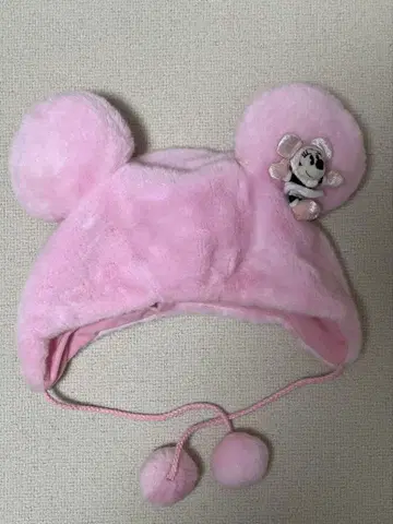 미니 봉제 인형이 달린 팬 캡