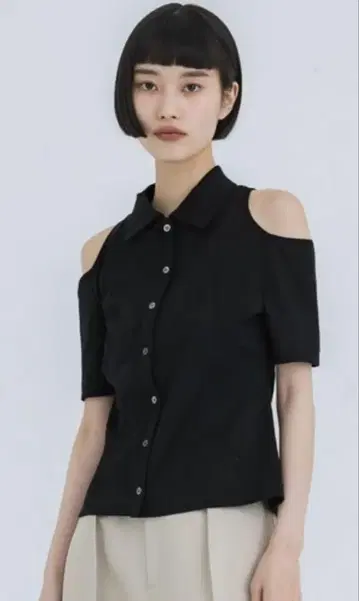 AKANE UTSUNOMIYA 오프숄더 블랙 버튼 상의 폴로 탑