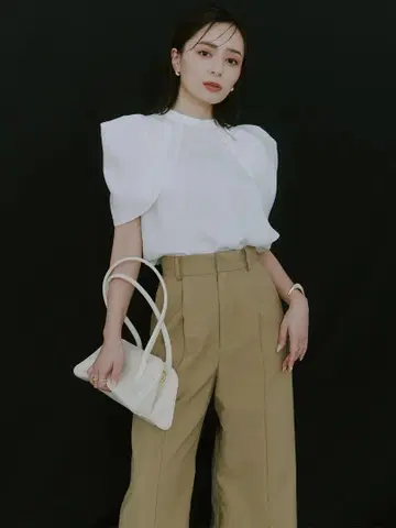 애뉴언스 형태 숄더 블라우스