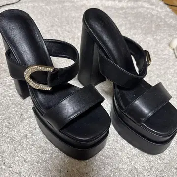 GRL 비쥬가 달린 블랙 플랫폼 샌들