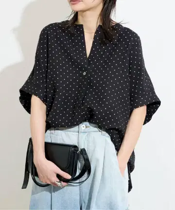 이번 시즌 레이온 린넨 노카라 블라우스