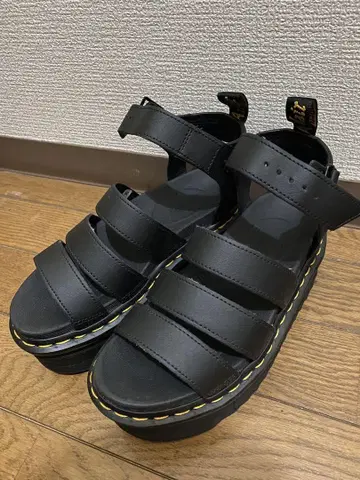 새상품급 Dr. Martens 블랙 샌들 통굽 UK3 사이즈