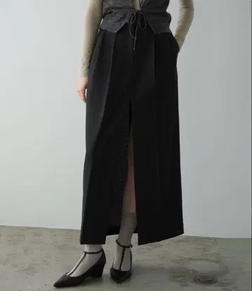CLANE FRONT SLIT TUCK SKIRT 블랙 1