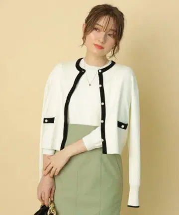 아푸와이저 리셰 7부 소매 배색 니트 앙상블 화이트