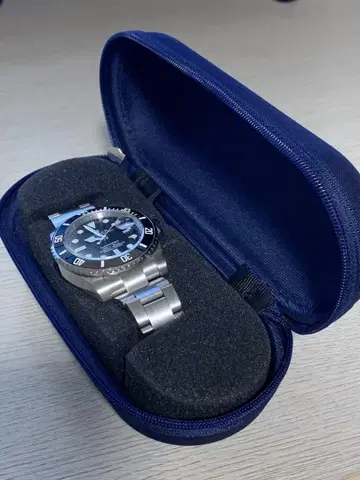 시계 케이스 덤으로 포함된 submariner