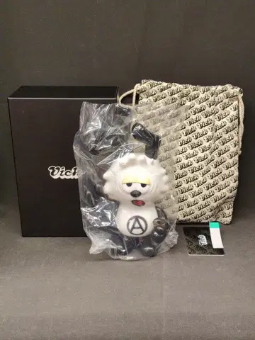 VERDY/SECRETBASE Vick 피규어 (화이트/블랙)