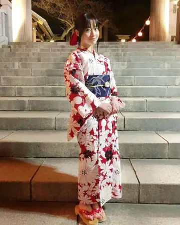 KIMONOMACHI 빨간색 바탕에 흰색 꽃무늬 여성용 유카타