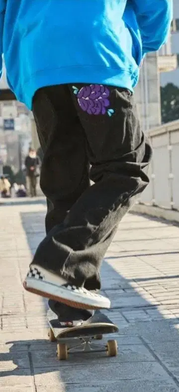 블랙 데님 팬츠 보라색 꽃 자수