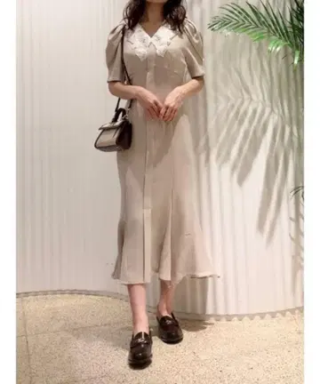 SNIDEI 자수 화이트 칼라 머메이드 원피스