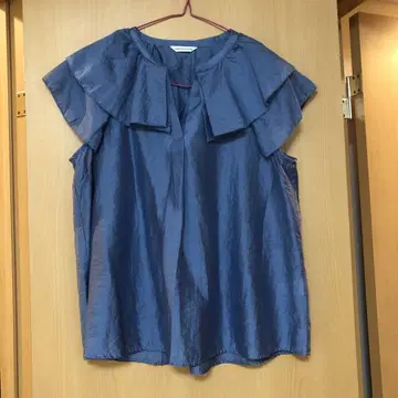 내추럴 꾸뛰르 턱 프릴 카라 스키퍼 아키 블라우스 [새상품급]