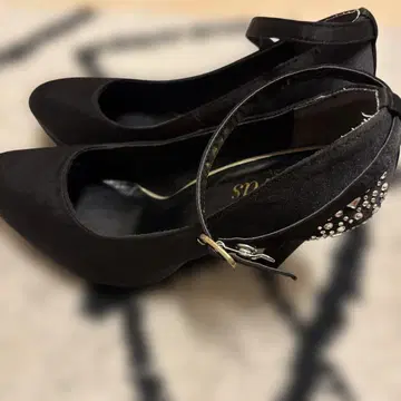 비쥬가 달린 블랙 하이힐 23cm