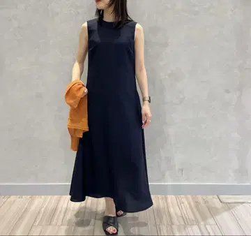 BLENHEIM 블렌하임 린넨 라이크 플레어 절개 원피스