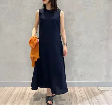 BLENHEIM 브렌헤임 린넨라이크 플레어 절개 원피스 네이비