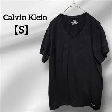 Calvin Klein 블랙 티셔츠 S/P V넥 밑단에 브랜드명