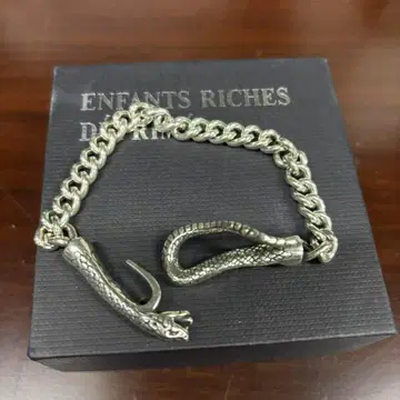 부유한 아이들, 침체된 뱀, 은색