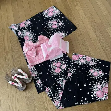 블랙 계열 유카타와 핑크색 오비, 장식용 히오리, 조리 세트