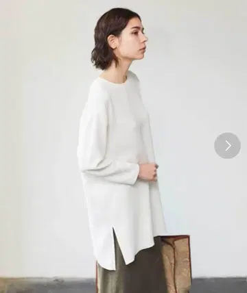 화이트 슬릿 긴팔 상의