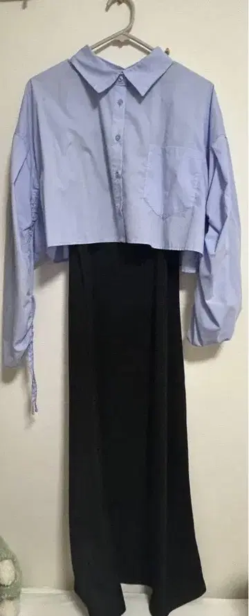 파란색 크롭 셔츠와 블랙 슬립 드레스 세트