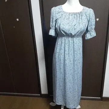 마제스틱 레곤 꽃무늬 반팔 롱 원피스 스카이블루