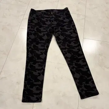 CLOSSHI 카모 패턴 팬츠