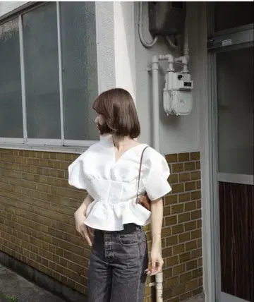 Yours 딥 V 넥 크롭 프릴 탑