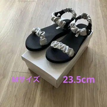미사용 새틴 플랫 샌들 실버 23.5cm 하마지마 나오코 콜라보