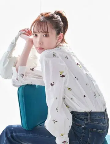 COCODEAL 멀티 컬러 플라워 자수 블라우스