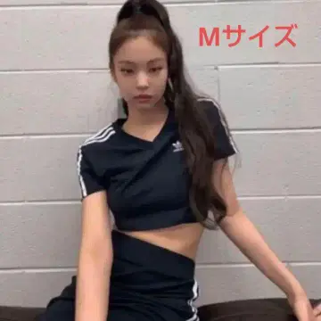아디다스 크롭 티셔츠 M 사이즈 블랙 제니 착용