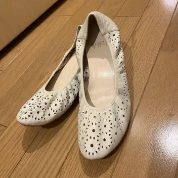 히메코 화이트 펀칭 플랫 슈즈 25.0cm