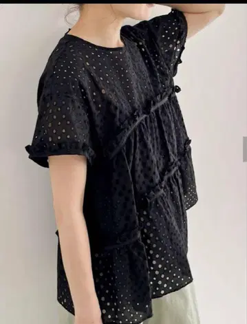 이에나 티어드 자수 블라우스 블랙